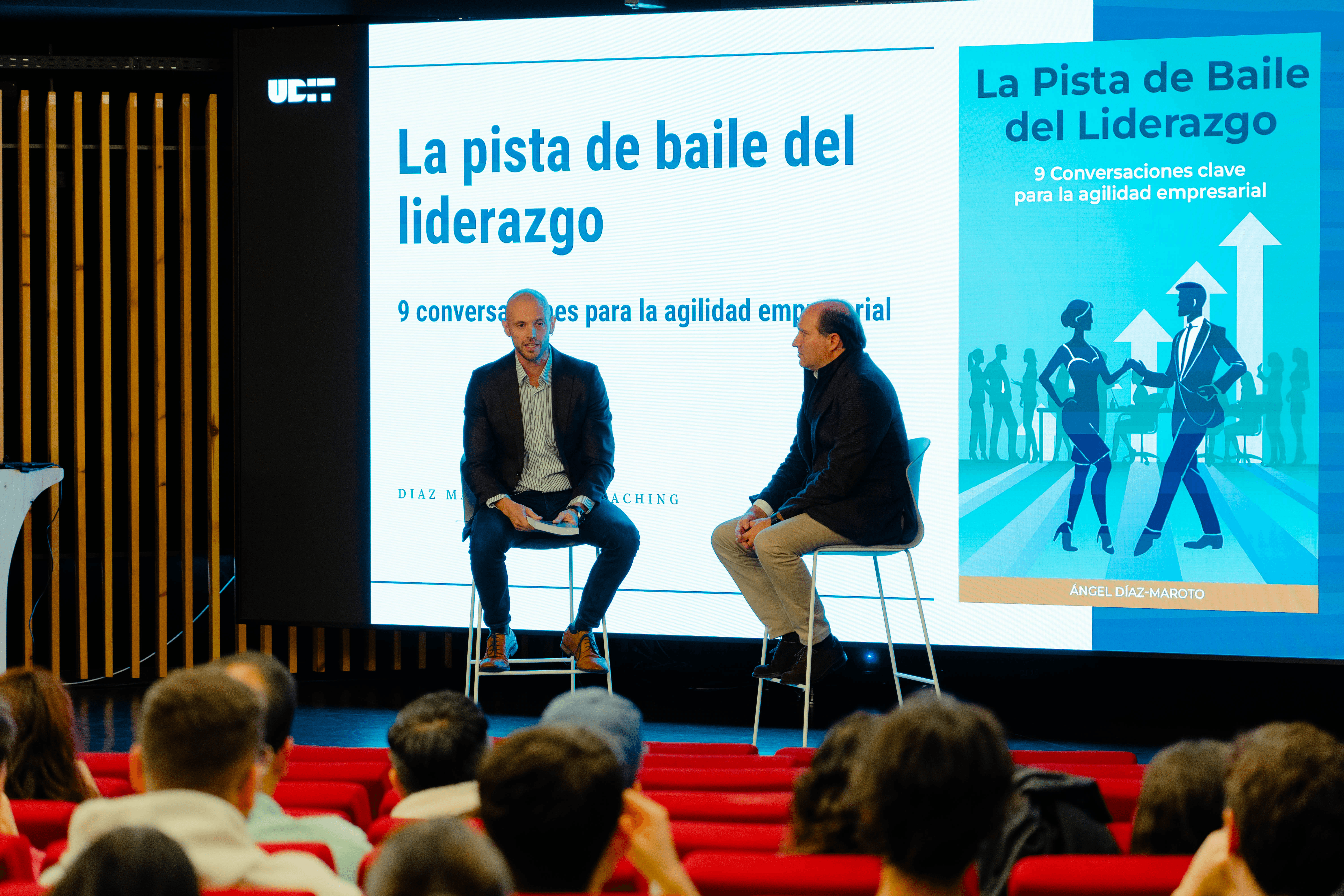 Una charla sobre liderazgo empresarial en un evento con público atento.