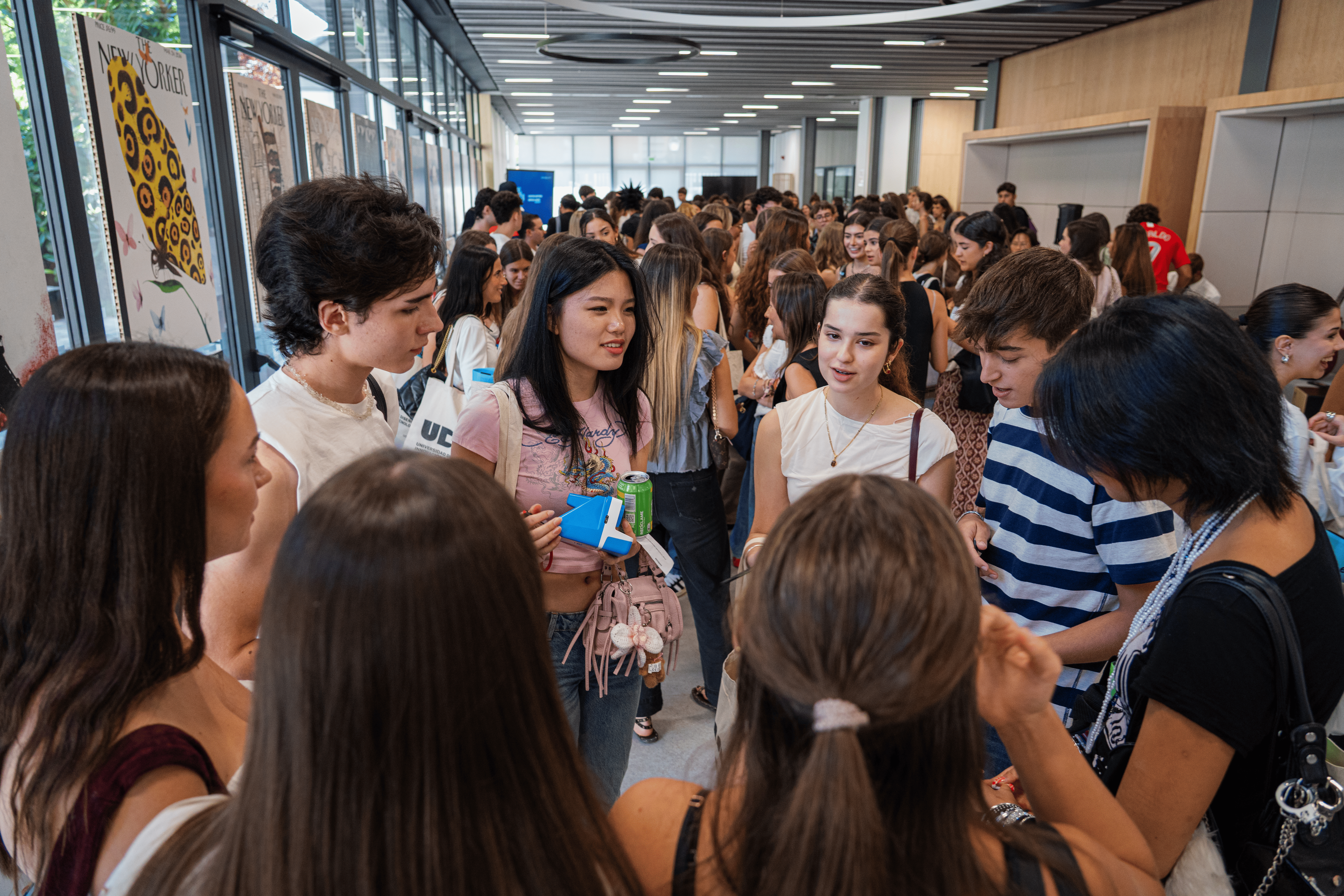 Un grupo de jóvenes conversando en un espacio amplio y moderno.