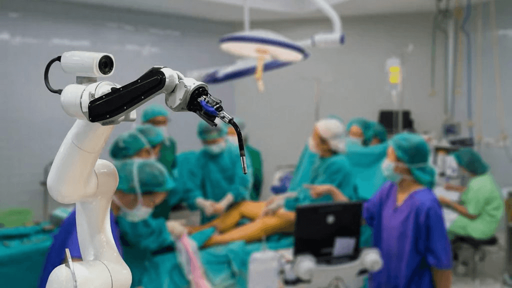 Un robot quirúrgico asiste en una sala de operaciones con personal médico presentando un procedimiento médico.