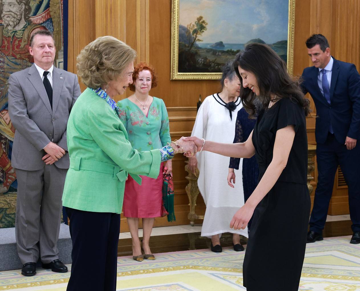 La profesora Carolina Andrada presenta un retrato de Su Majestad la Reina Doña Sofía en el Palacio de la Zarzuela
