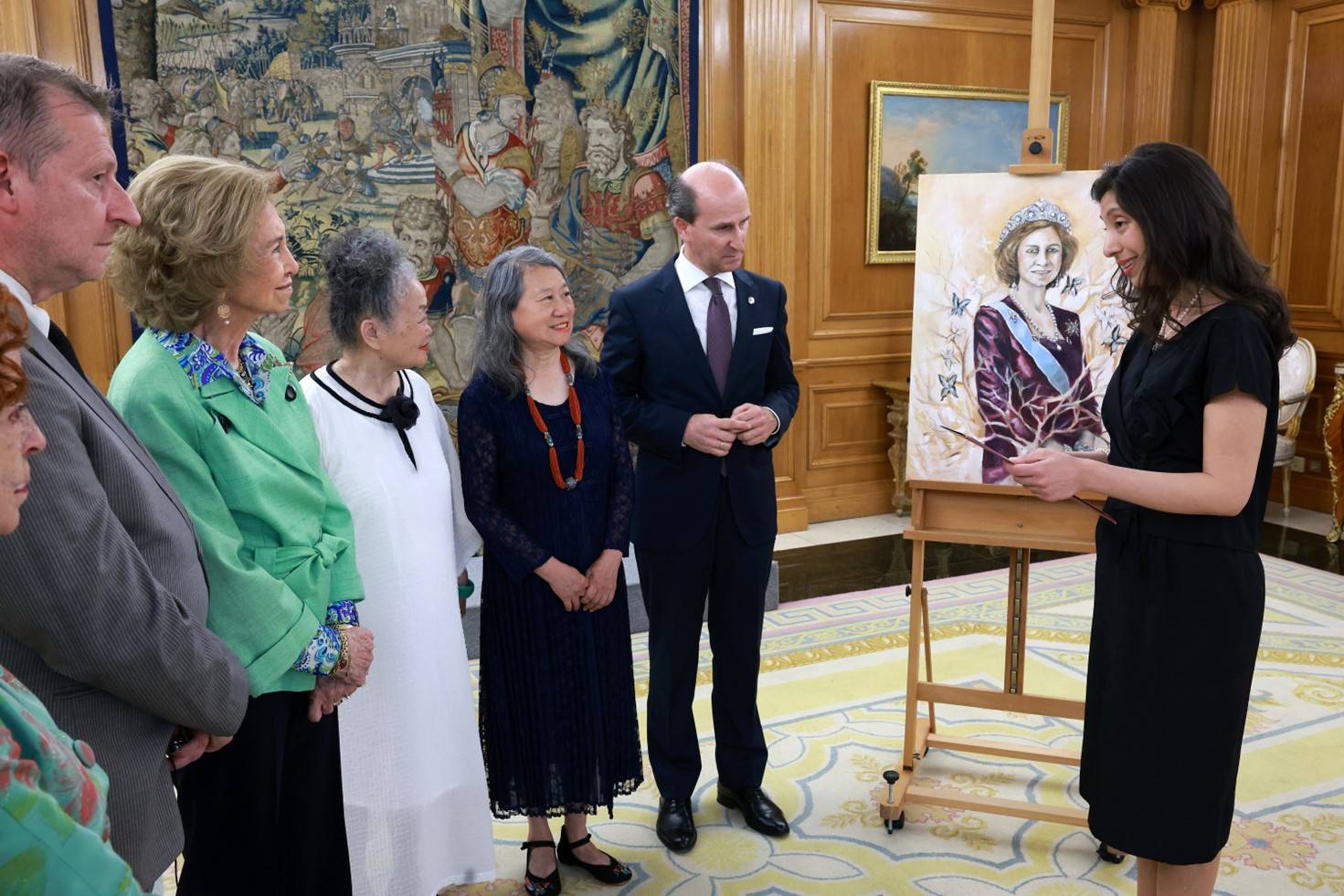 La profesora Carolina Andrada presenta un retrato de Su Majestad la Reina Doña Sofía en el Palacio de la Zarzuela