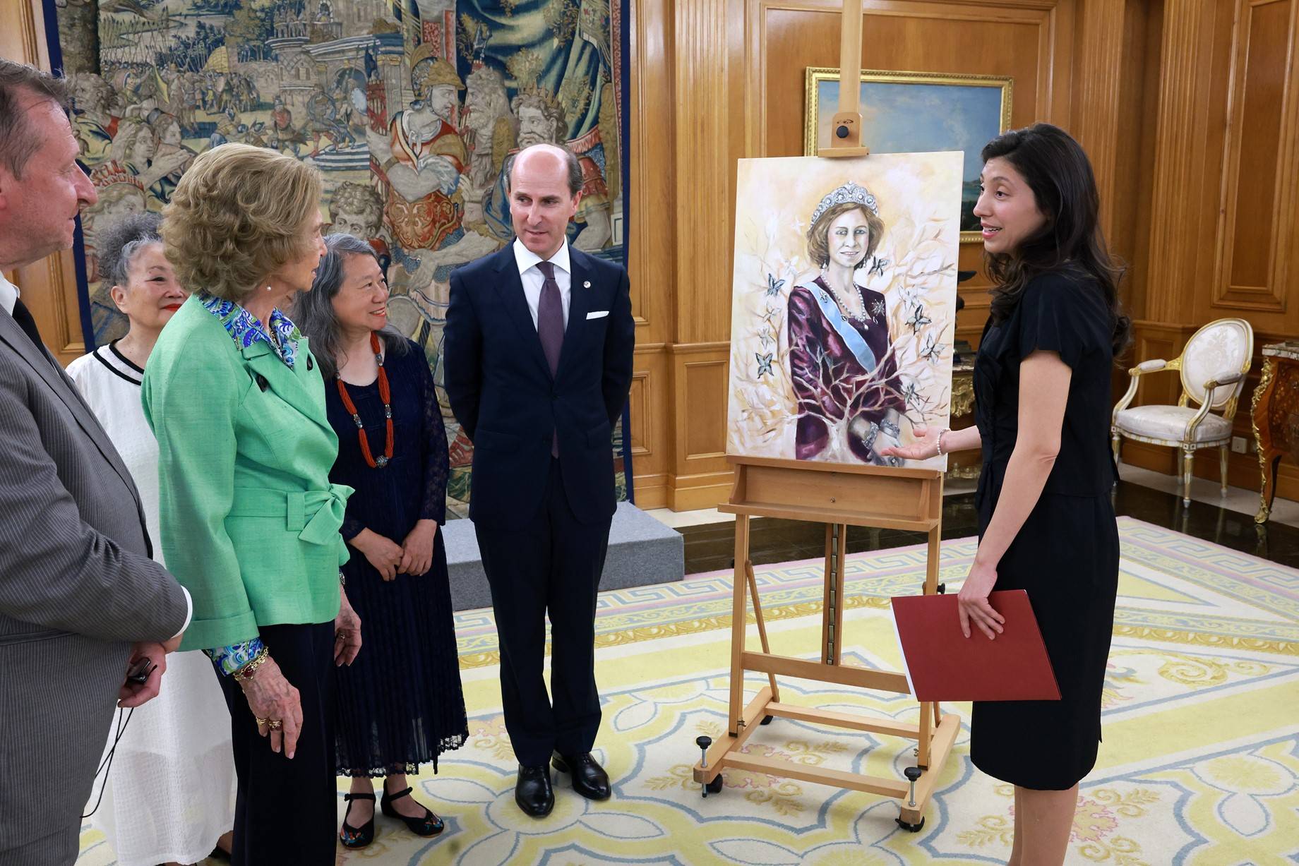 La profesora Carolina Andrada presenta un retrato de Su Majestad la Reina Doña Sofía en el Palacio de la Zarzuela