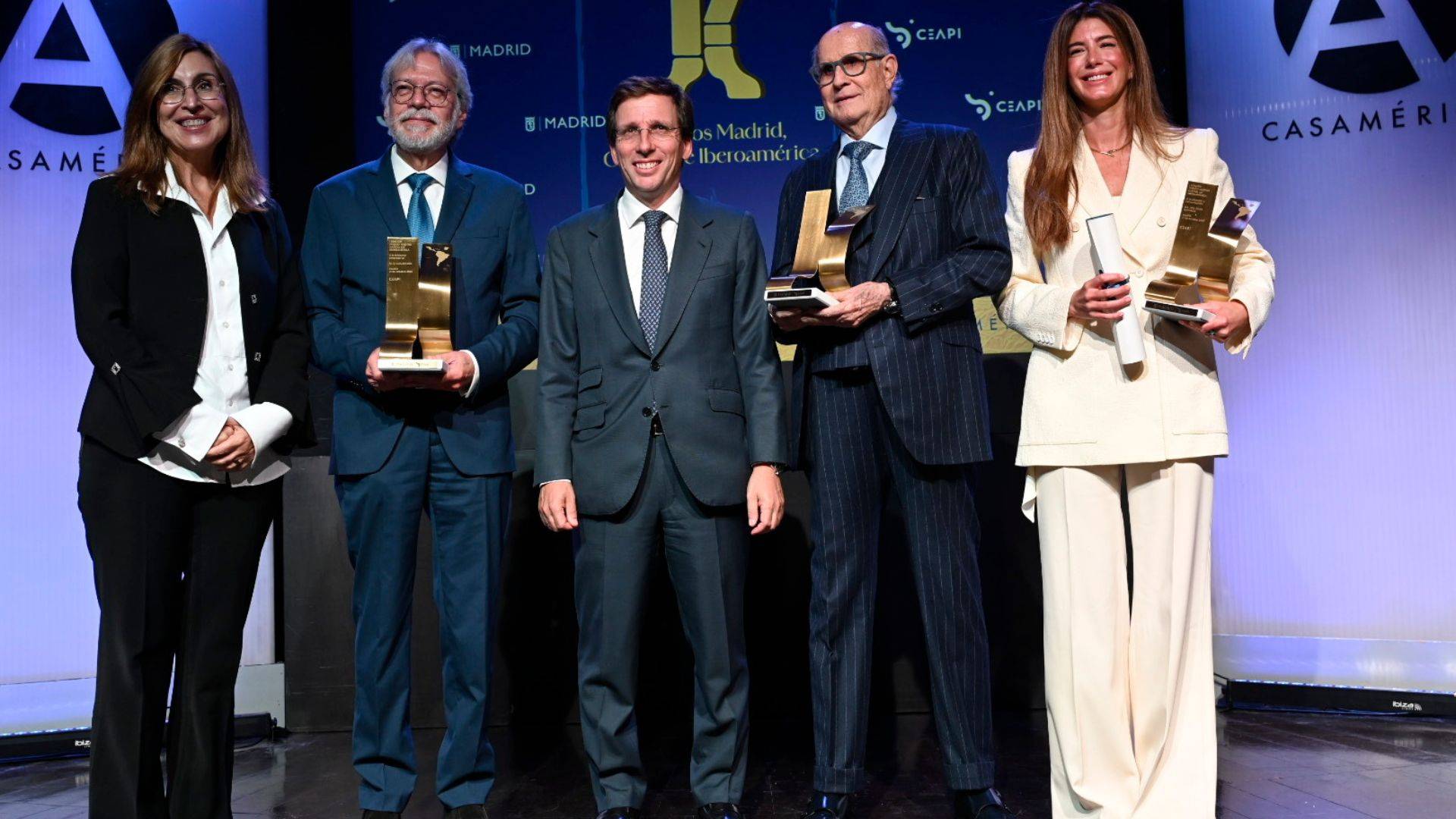 Diego Rodríguez Klecker, alumno del Grado en Diseño de Producto, crea los trofeos de los “Premios Madrid, Capital de Iberoamérica” 