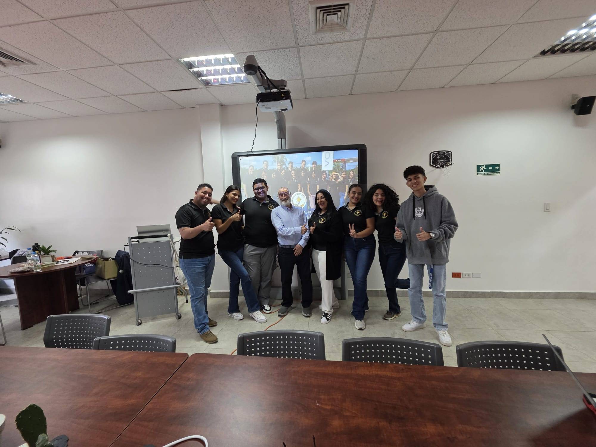 Reunión con investigadores la  Tecnológica de Panamá