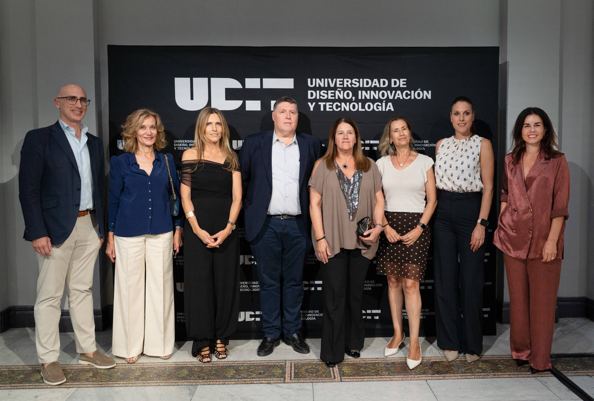 De izquierda a derecha: Miguel Olite, Director General de Enseñanzas Artísticas; Rosa Pérez, Presidenta de UDIT; María de los Ángeles Fernández de Sevilla, Directora General de Universidades; José Luis Olazagoitia, Rector de UDIT; Mirina Cortés, Viceconsejera de Universidades, Investigación y Ciencia; Yolanda Estrada, Concejala Presidenta del Distrito de Chamartín; Ana María Romero, Secretaria de la Comisión de Educación, Ciencia y Universidades; y Marisa Sarget, Vicerrectora de Ordenación Académica y Profesorado de UDIT