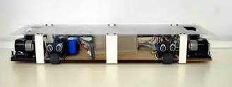 La imagen muestra un chasis de robot con componentes electrónicos visibles en su interior.