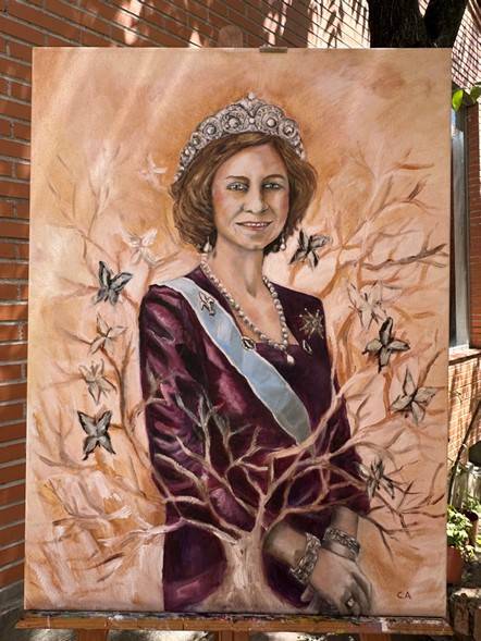 La profesora Carolina Andrada presenta un retrato de Su Majestad la Reina Doña Sofía en el Palacio de la Zarzuela