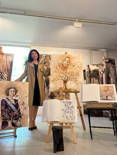 La profesora Carolina Andrada presenta un retrato de Su Majestad la Reina Doña Sofía en el Palacio de la Zarzuela