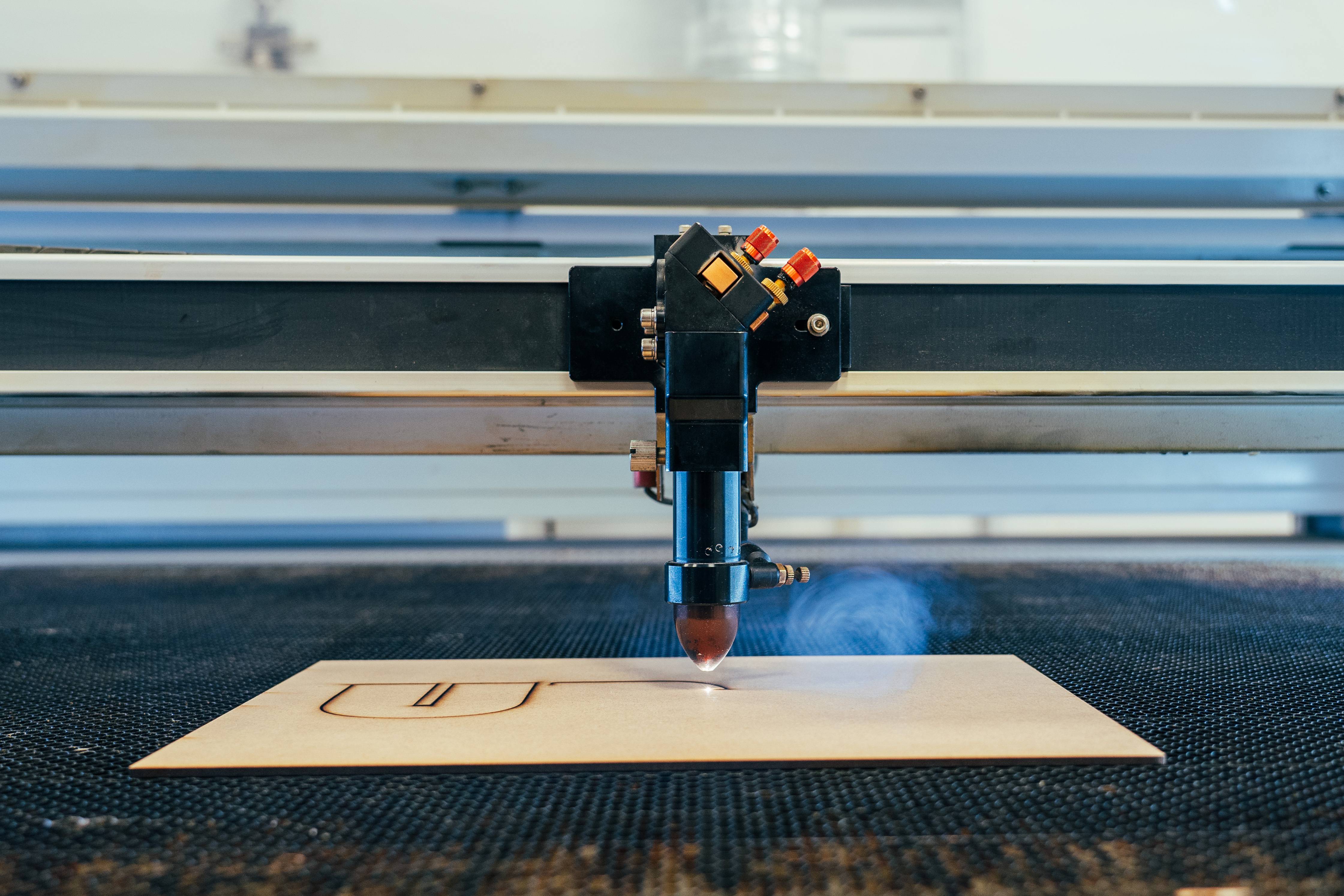 El Fab Lab de UDIT impulsa la creación mediante tecnología láser de última generación.