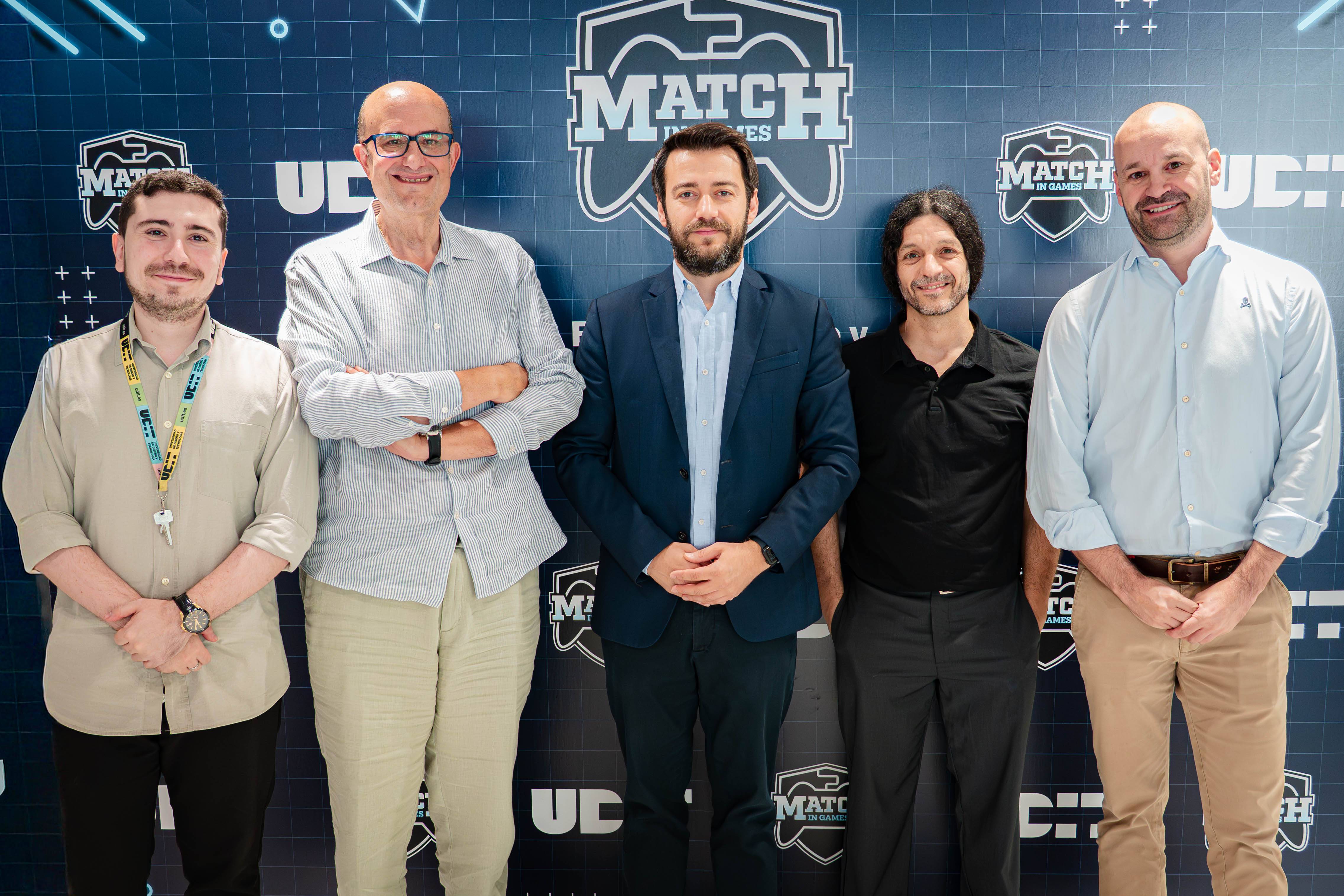 De izquierda a derecha: Luis Sagastibelza, Coordinador del Grado en Diseño y Desarrollo de Videojuegos de UDIT; Juan Cayón, Rector de UDIT; Nikolay Yordanov, Director General de Autónomos y Emprendimiento de la Comunidad de Madrid; David Alonso, Director del Área de Videojuegos y Animación de UDIT; y el Asesor del Director General de Autónomos y Emprendimiento de la Comunidad de Madrid