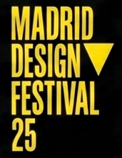 El diseño gráfico del Festival de Diseño de Madrid destaca con su color negro, amarillo y un símbolo triangular.