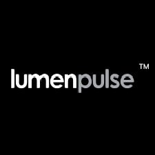 Logotipo de la empresa Lumenpulse en un fondo oscuro.