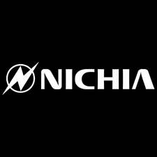 Logo de la marca Nichia sobre fondo negro.