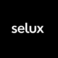 Logo de la marca Selux sobre un fondo negro.
