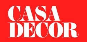 Logotipo de Casa Decor en un fondo rojo.