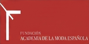 Logotipo de la Fundación Academia de la Moda Española con fondo rojo.