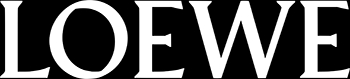 La imagen muestra el logotipo de la marca Loewe en letras blancas sobre un fondo negro.