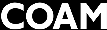 Logotipo en blanco de una organización con las letras COAM sobre un fondo negro.