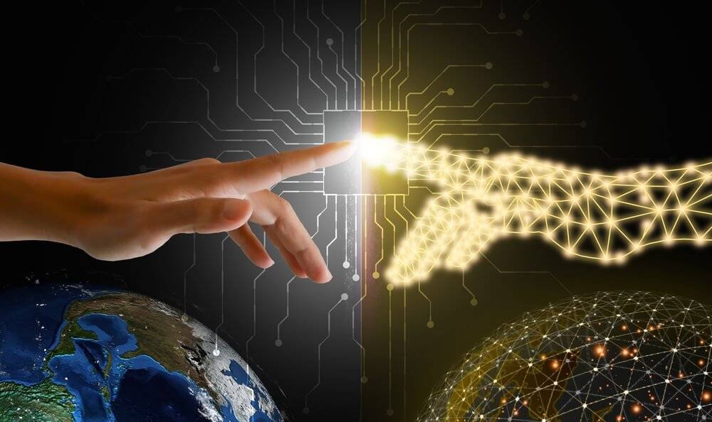 Una mano humana extendida se acerca a un punto de luz que conecta el mundo físico con un entorno digital lleno de circuitos y redes.