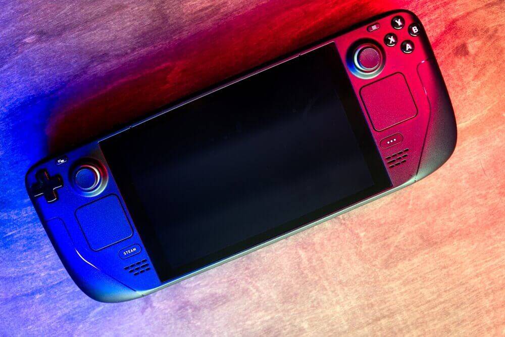 La imagen muestra una consola de videojuegos portátil con una pantalla en negro.