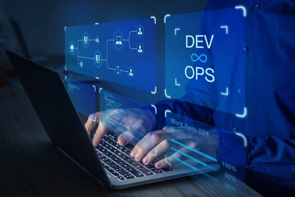 Una persona trabaja en un portátil mientras interactúa con gráficos digitales relacionados con DevOps.