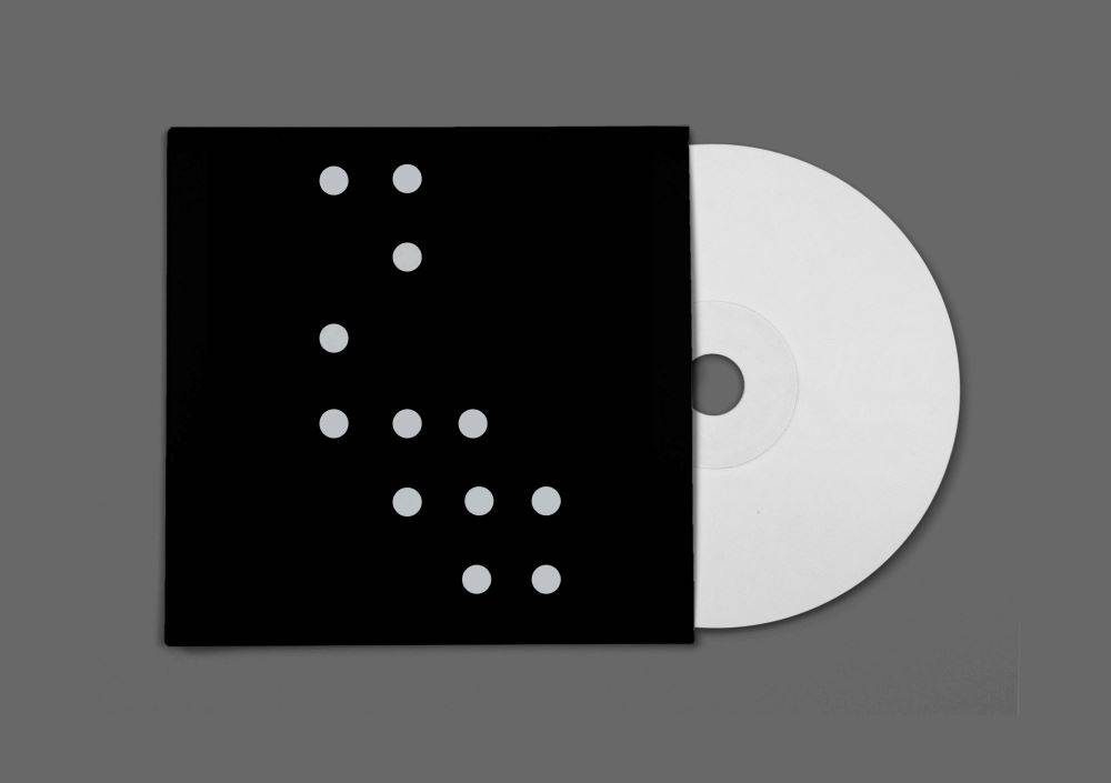 Una portada de álbum minimalista con un diseño en negro y un disco blanco.