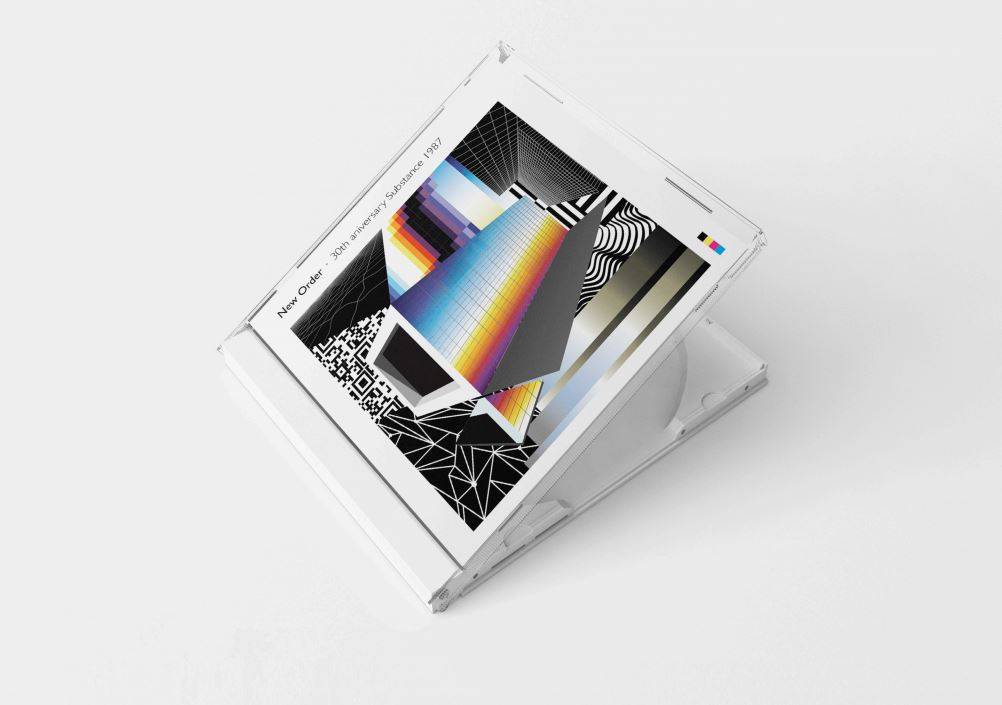 La imagen muestra una cubierta transparente que contiene un disco y una serie de gráficos coloridos y patrones en su diseño.