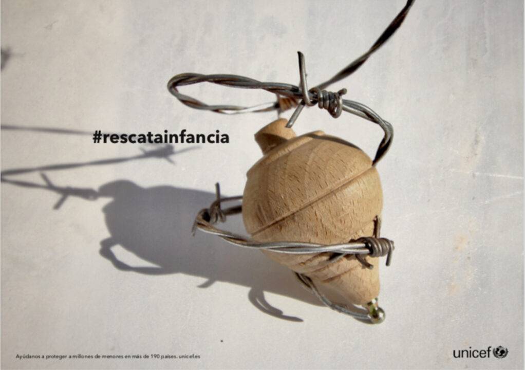 Una peonza hecha de madera atrapada en alambres, simbolizando la infancia y la necesidad de rescatarla.