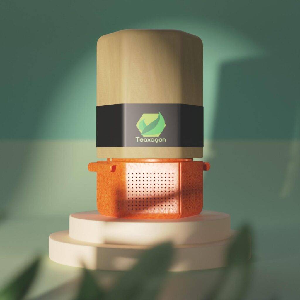 Un objeto moderno de diseño con una base naranja perforada y una parte superior de madera clara con un logo verde.