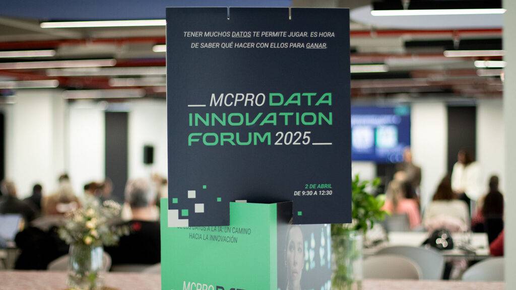El cartel del foro de innovación en datos MCPRO 2025 destaca la importancia de utilizar la información para mejorar decisiones.