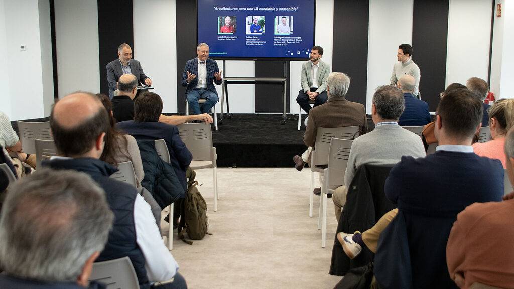 Un panel de discusión sobre accesibilidad con varios ponentes frente a un público atento.