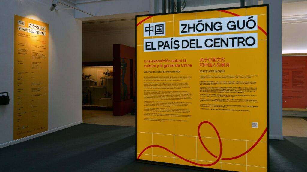 La imagen muestra un panel informativo en una exposición sobre la cultura y el pueblo de China.