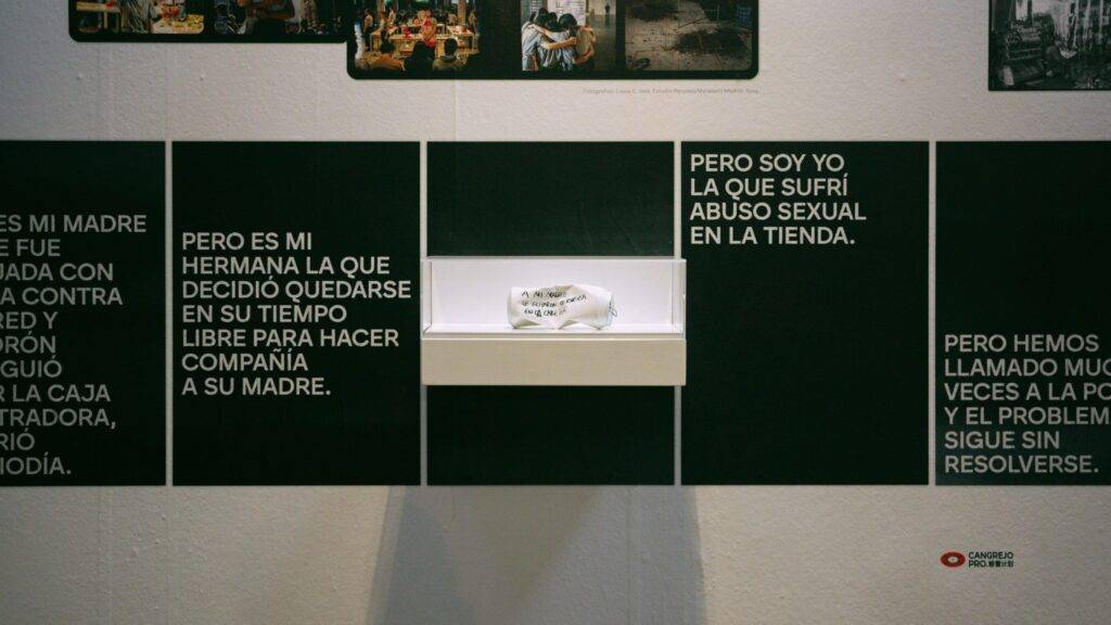 La imagen muestra un montaje artístico con textos sobre experiencias personales y una caja blanca en el centro que contiene un objeto no visible.