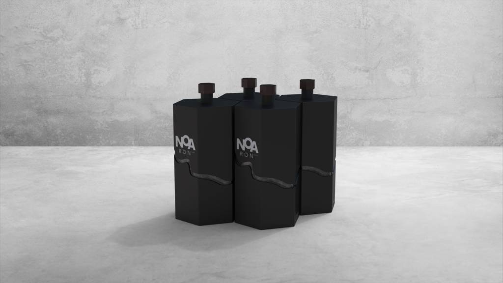 Cuatro botellas negras de diseño moderno dispuestas sobre una superficie clara.