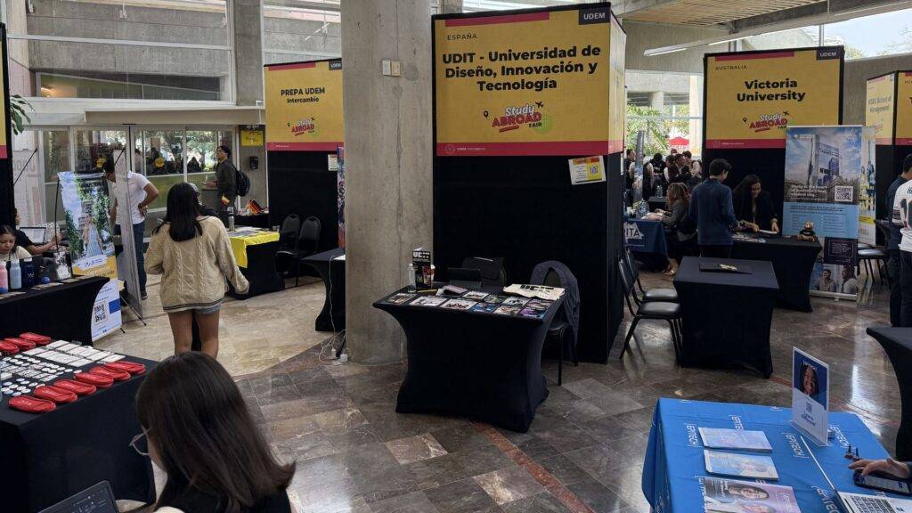 Una feria de universidades con varios stands de exhibición.