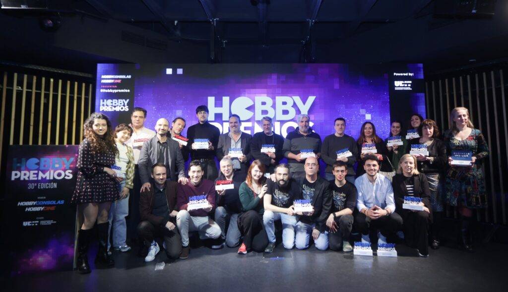 Un grupo de personas posando juntas en un evento de premios.