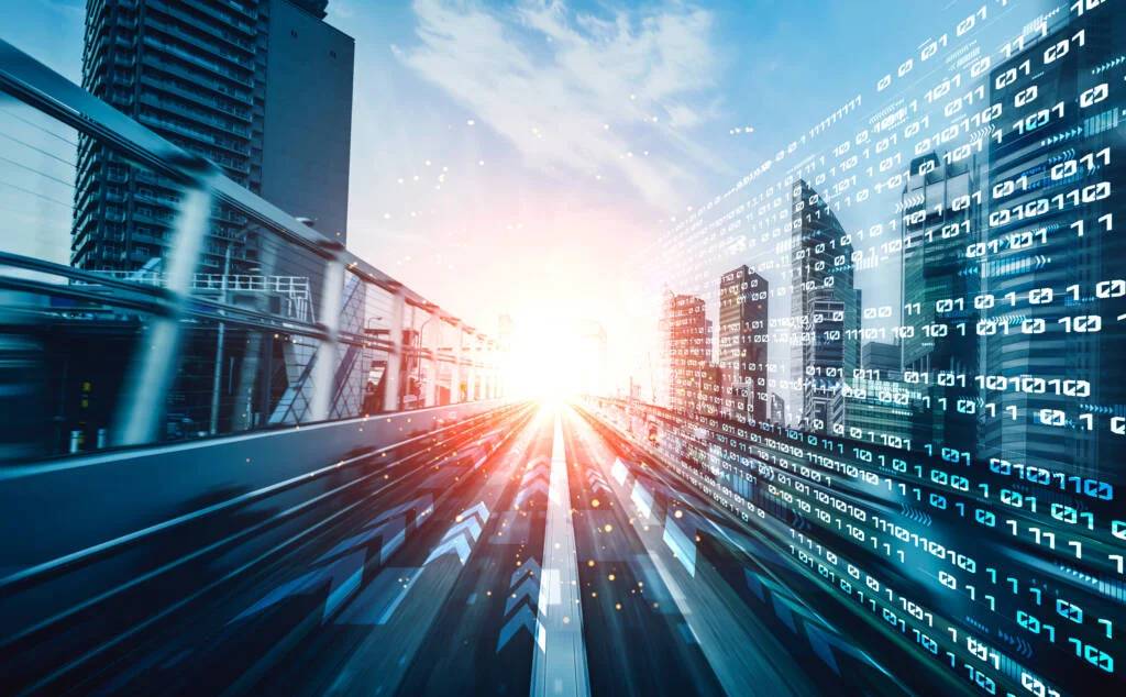 La imagen muestra un paisaje urbano con edificios y un efecto de movimiento que sugiere velocidad y modernidad.