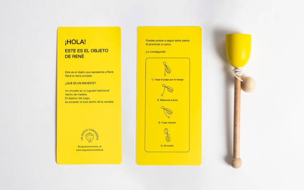 La imagen muestra un objeto amarillo junto a dos tarjetas informativas sobre él.