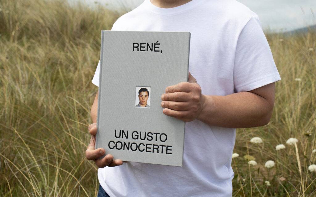 Una persona sostiene un libro en un entorno natural con un mensaje en la portada.