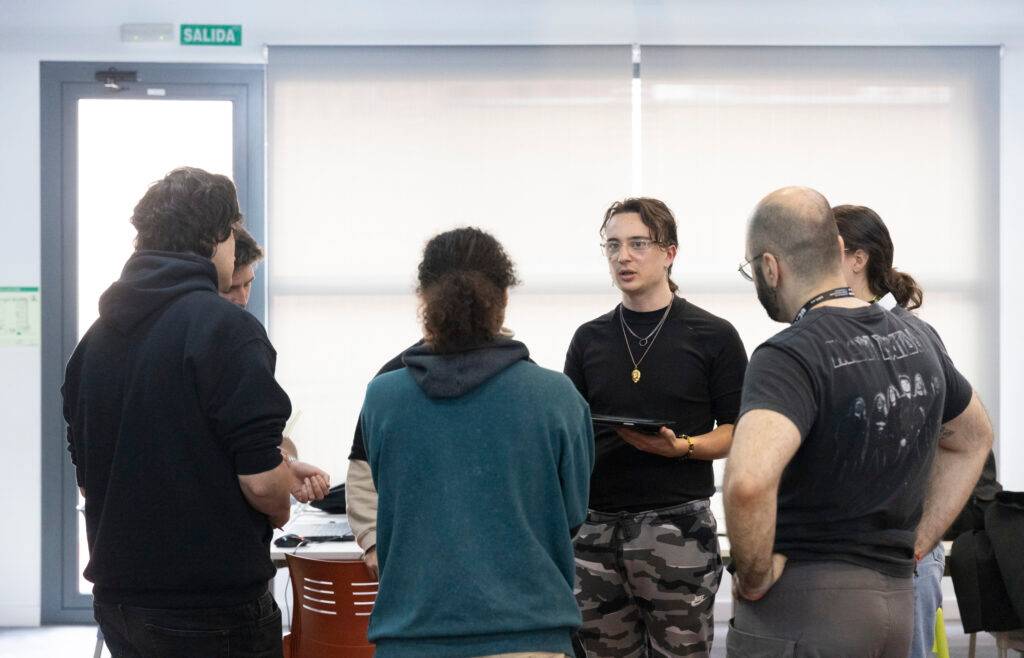 Un grupo de personas discutiendo en un ambiente de trabajo.