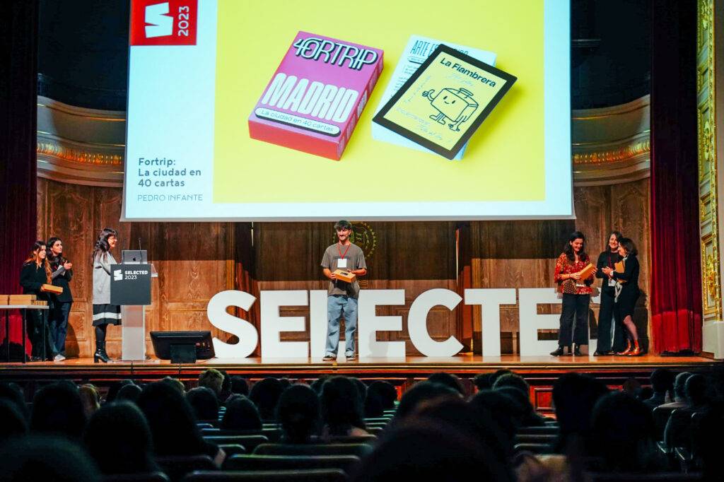 Un evento donde se presentan proyectos creativos en un escenario frente a un público.