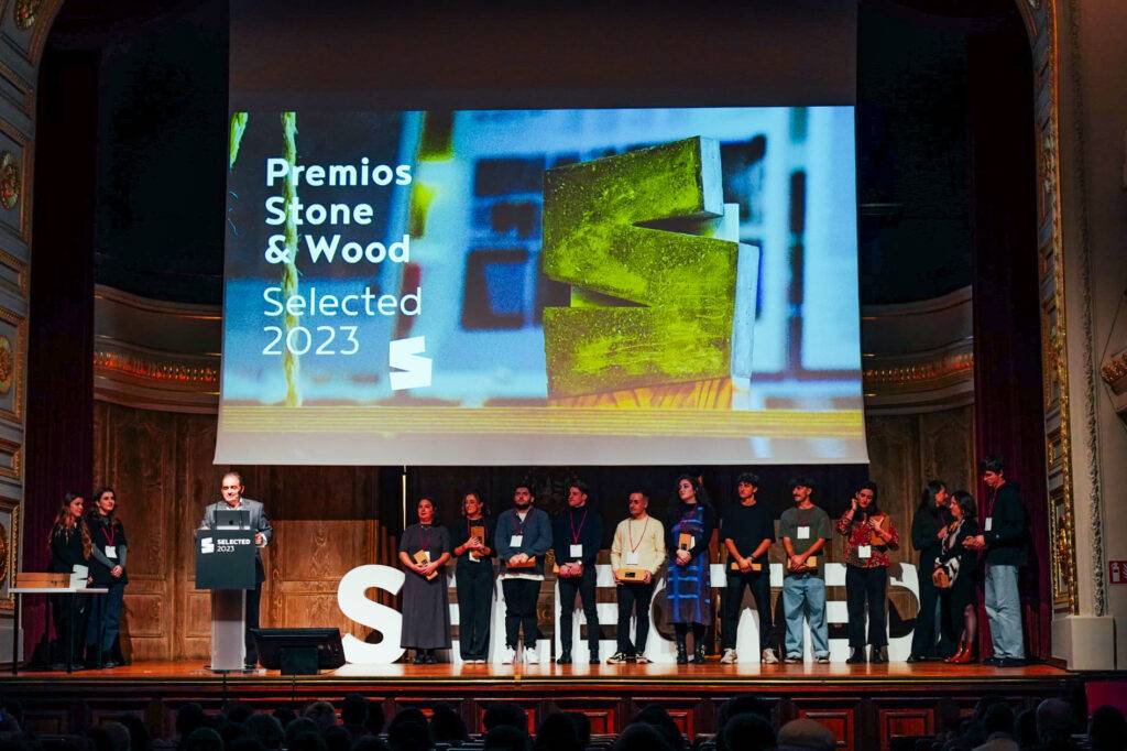 Un grupo de personas en un escenario durante la ceremonia de premiación de los Premios Stone & Wood 2023.