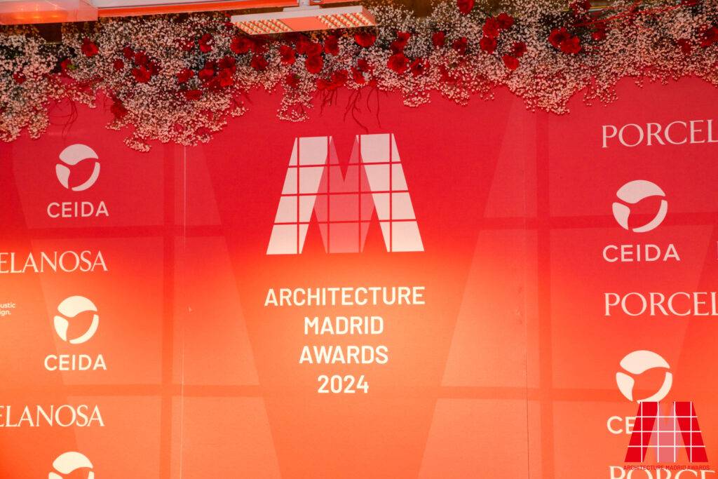 Una presentación de los Premios de Arquitectura de Madrid 2024 con un fondo rojo y logotipos de patrocinadores.