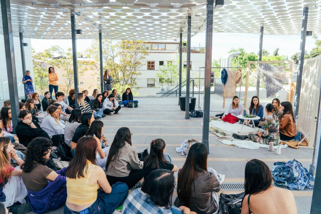 Un grupo de personas se reúne en un espacio al aire libre para participar en una dinámica grupal.