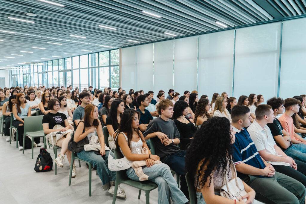 Un grupo de jóvenes sentados en un auditorio durante un evento.