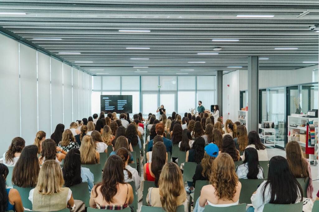 Una sala llena de personas sentadas en un evento o conferencia.