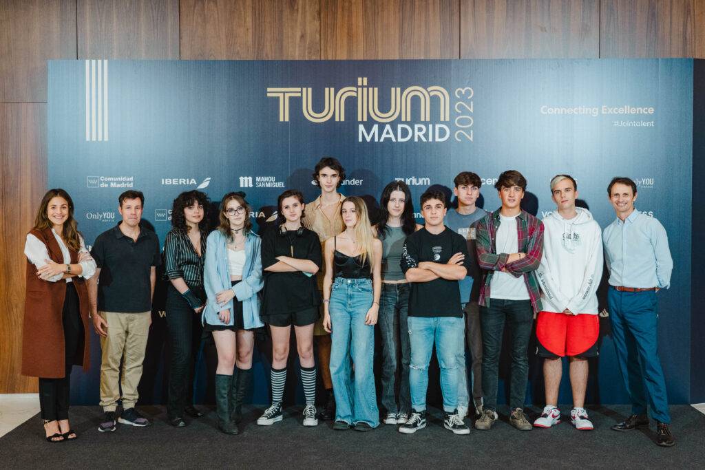 Un grupo de jóvenes posando en un evento llamado Turium 2023 en Madrid.