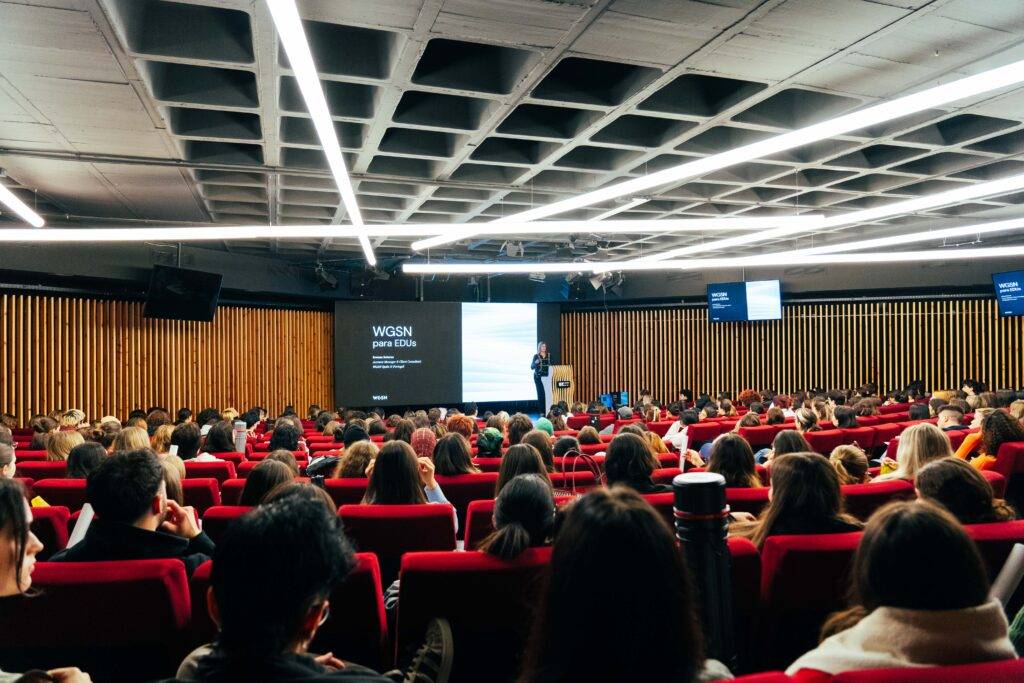 Una conferencia con un gran público sentado en un auditorio moderno.