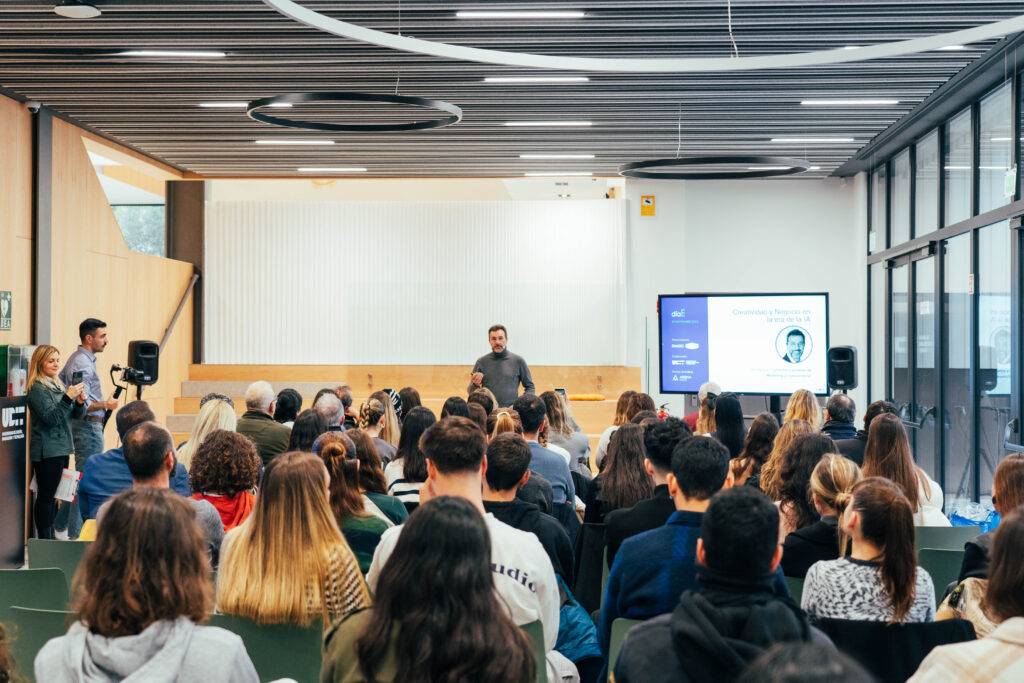 Una conferencia con un gran número de asistentes en un espacio moderno.