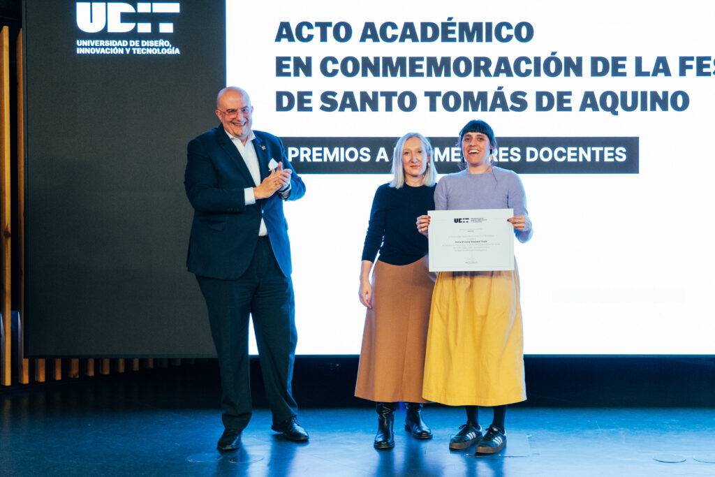 Un acto académico donde se entregan premios en conmemoración de Santo Tomás de Aquino.
